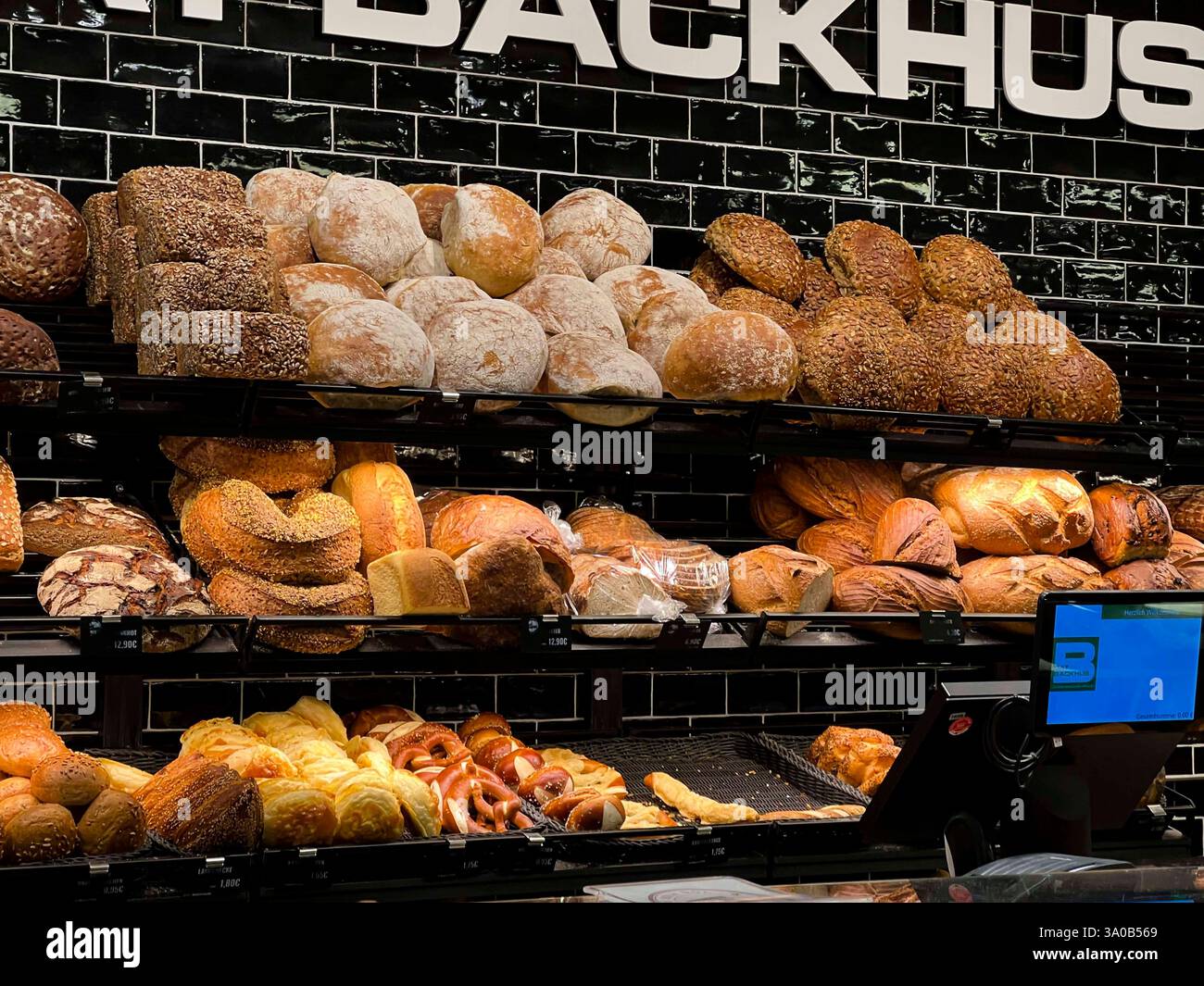 Diverse Sorten Brot Broetchen Snacks Feingebaeck Kuchen in der Auslage ...