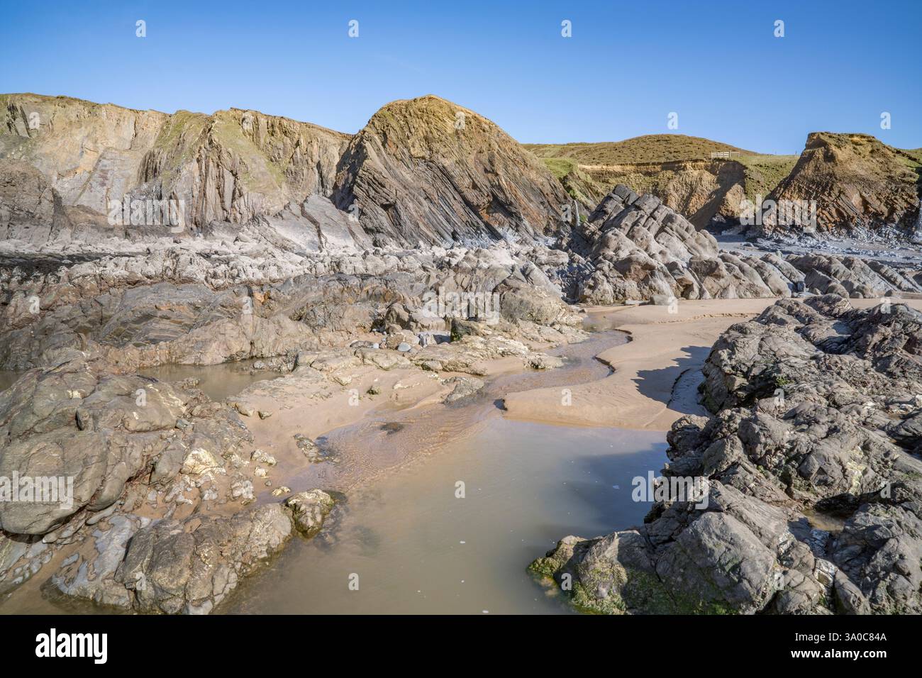 Geological layers and rocks on Sandymouth Bay beach Cornwall Stock ...