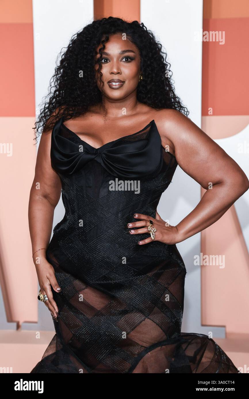 Lizzo walking on the red carpet at the 2025 Vanity Fair Oscar Party