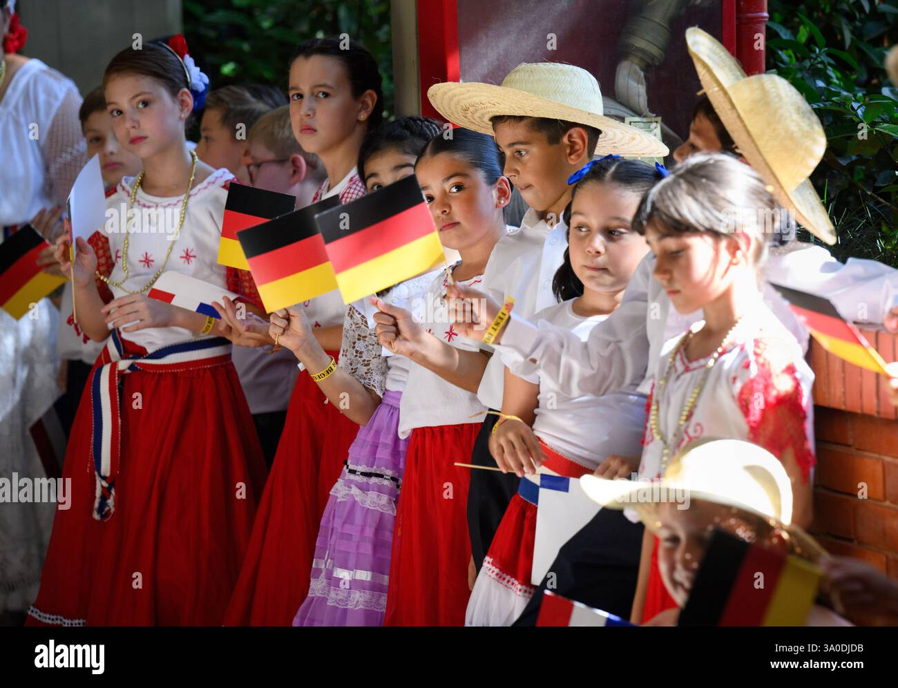 03 March 2025, Paraguay, Asunción: Pupils welcome Federal President
