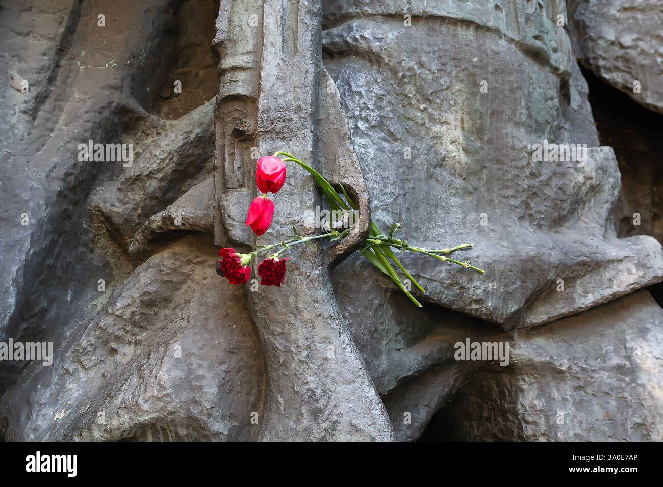 Flowering Rifle Flowers and a rifle - a monument to those who died in World War II ...