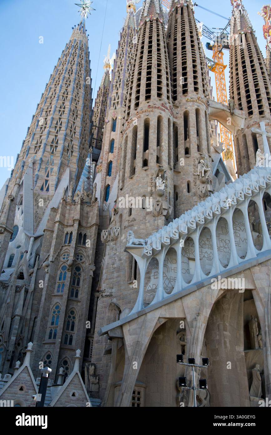 barcelona-catalonia-spain-architecture-buildings-gaudi-buildings-street