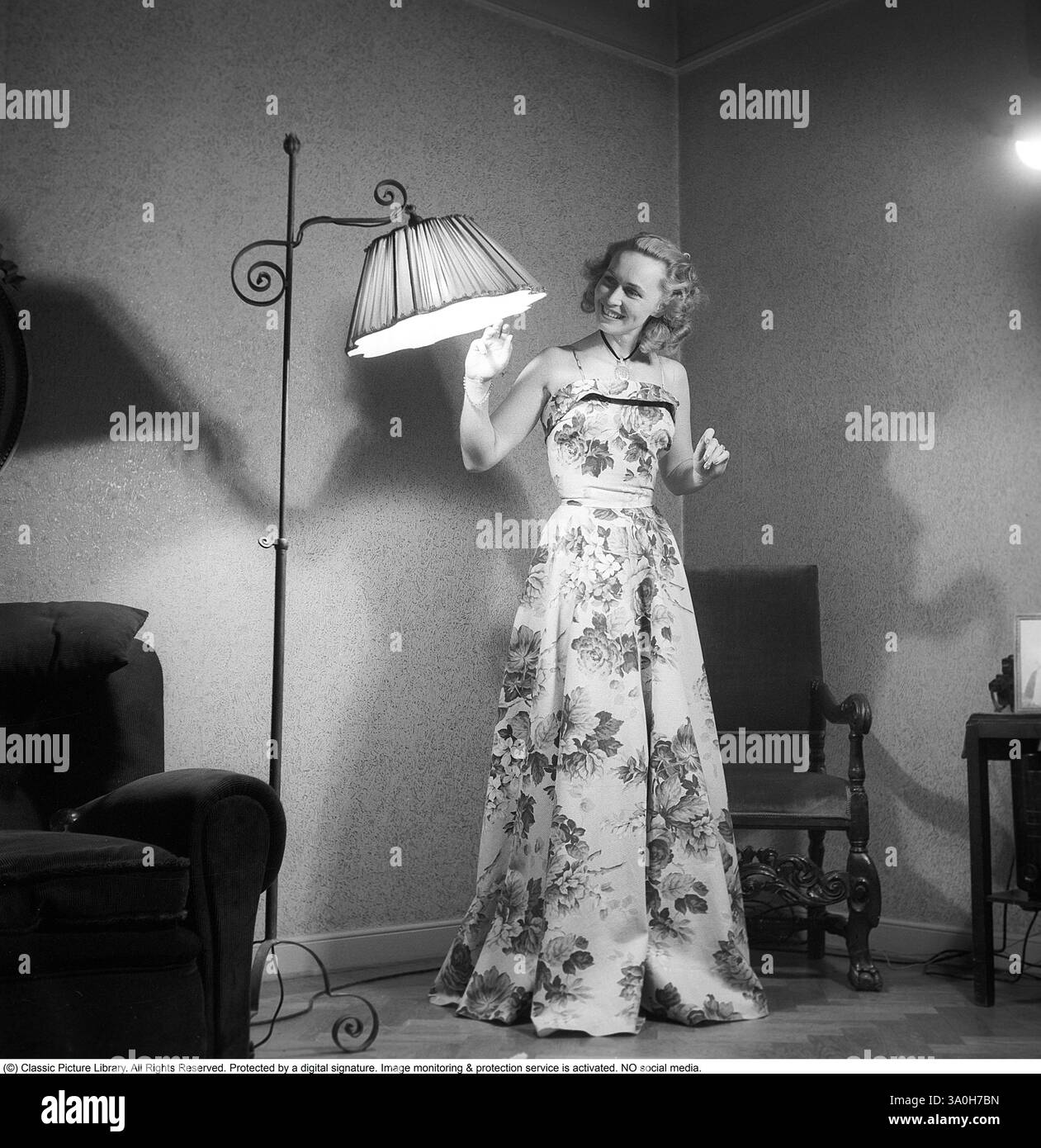 Wearing womens dresses hi-res stock photography and images - Alamy