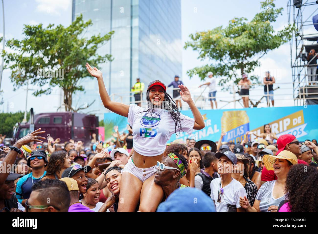 (250304) -- PANAMA CITY, March 4, 2025 (Xinhua) -- Visitors enjoy