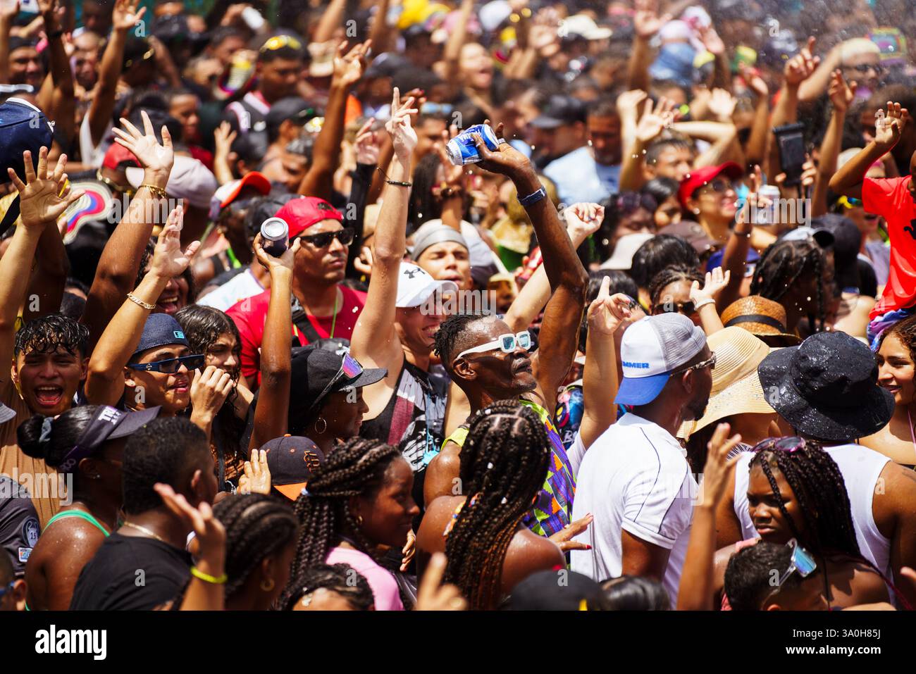 (250304) -- PANAMA CITY, March 4, 2025 (Xinhua) -- Visitors enjoy