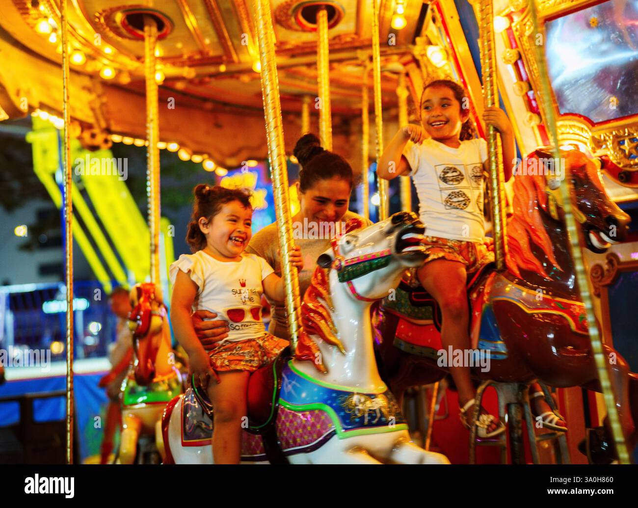 (250304) -- PANAMA CITY, March 4, 2025 (Xinhua) -- A mother with her