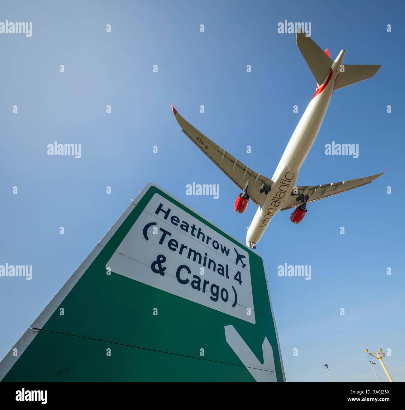 Heathrow airport cargo terminal hi-res stock photography and images - Alamy
