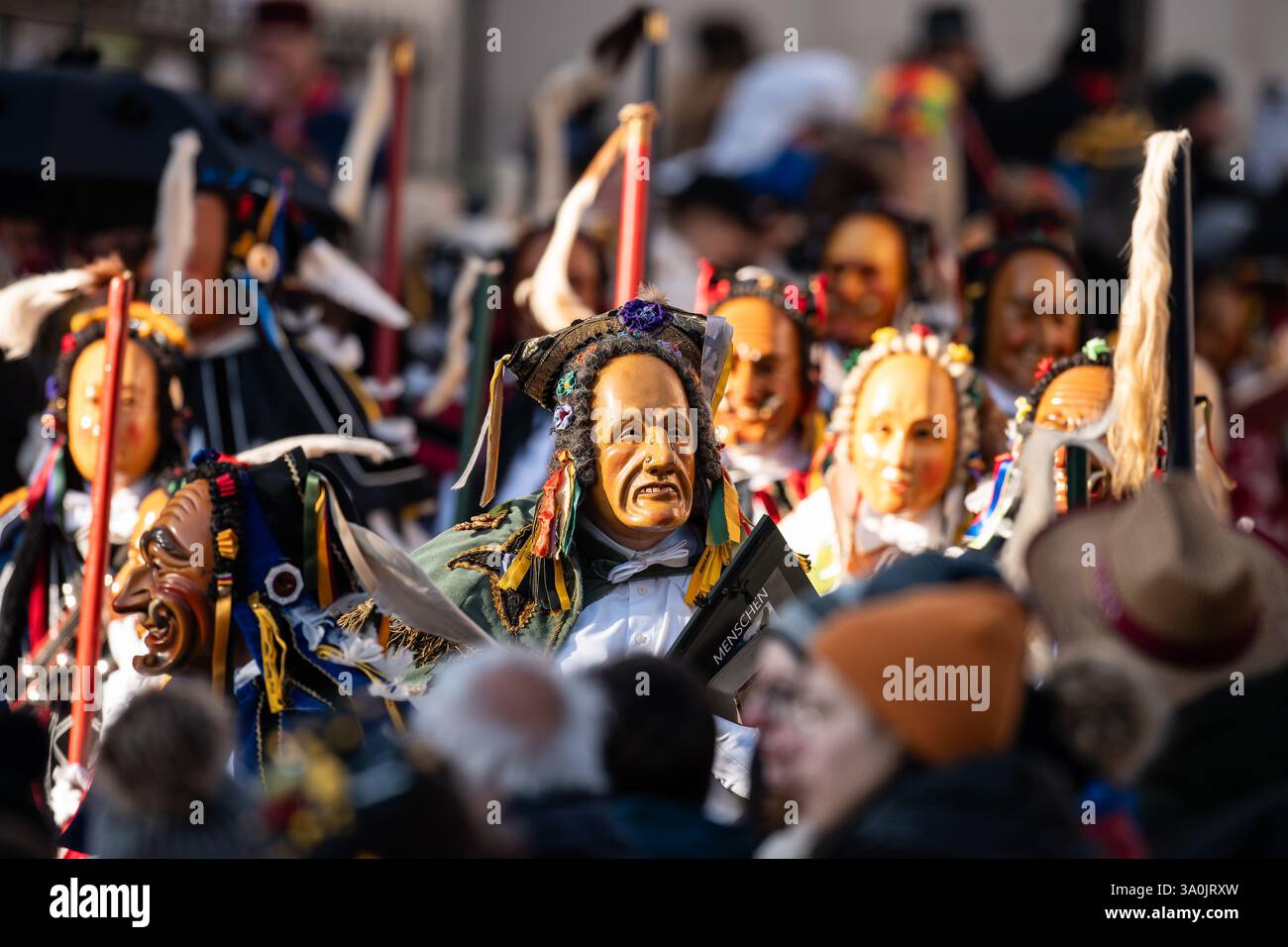 Rottweil, Germany. 04th Mar, 2025. Numerous jesters walk through the ...