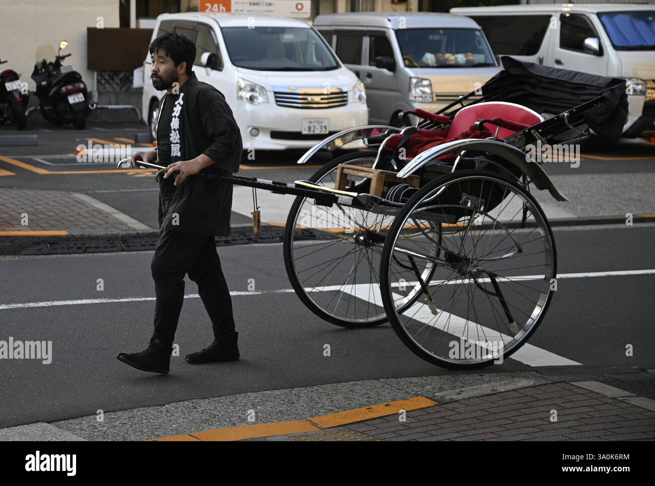 Traditional rickshaw rider in Chiyoda-ku, Tokyo Japan Stock Photo - Alamy