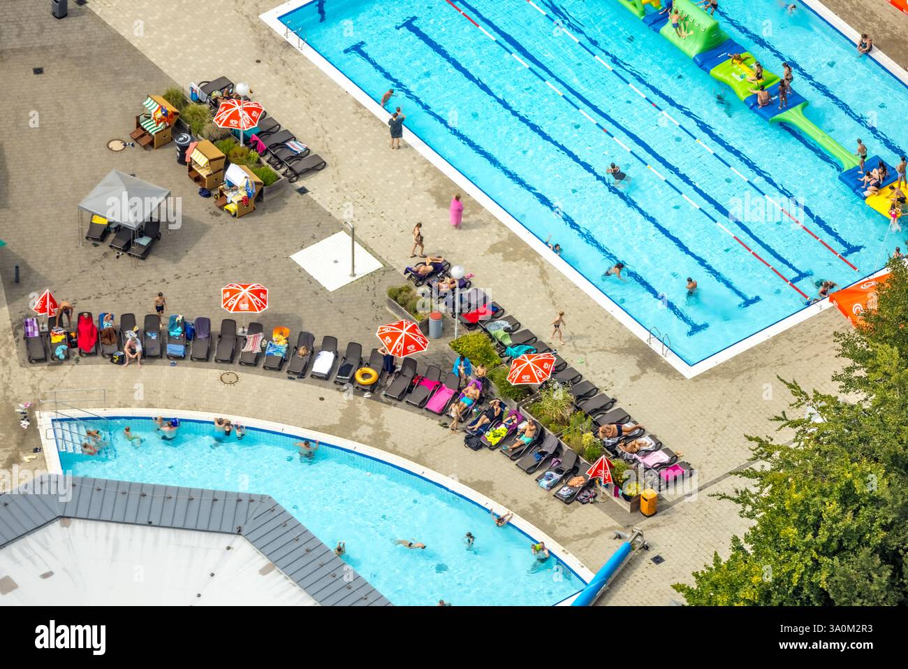 Aerial view, combined swimming pool, swimming pool and outdoor pool, Badewelt Aqua Spa and Aqua Fun Soest, sunshades, loungers and bathers, Soest, Soe Stock Photo