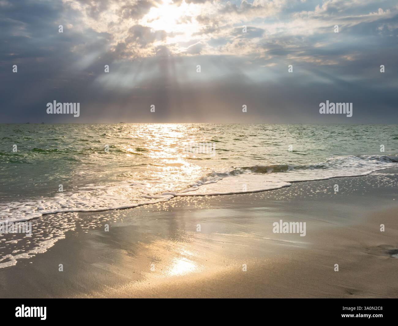 Golden sun rays hi-res stock photography and images - Alamy