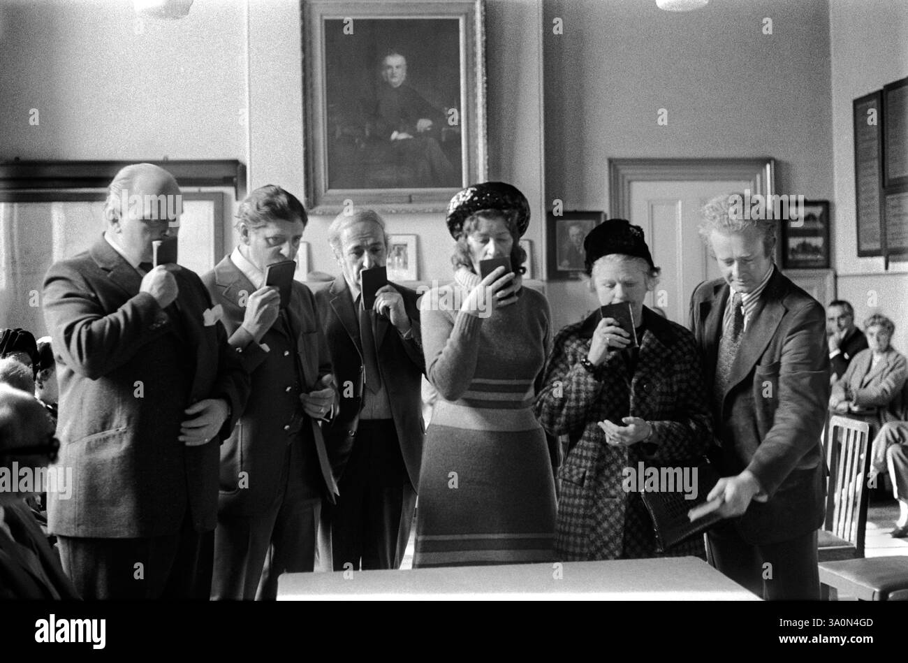 Manorial Court 1970s UK. Commoners being sworn in at the Hocktide Court. They kiss a bible at the swearing in ceremony. Hungerford Hocktide, Hungerford, West Berkshire, England 1973. HOMER SYKES Stock Photo