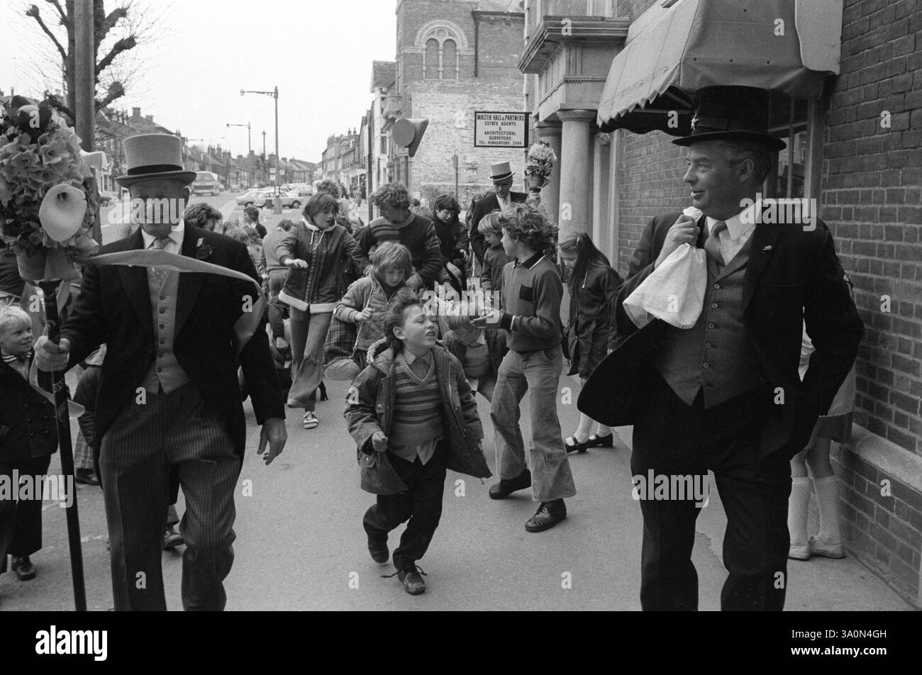 Hungerford Hocktide, The Tuttimen and Orange Scrambler with sack of oranges over his shoulder. The annual Hocktide festival takes place on the second Tuesday after Easter. Hungerford, West Berkshire England 1976 1970s UK HOMER SYKES Stock Photo