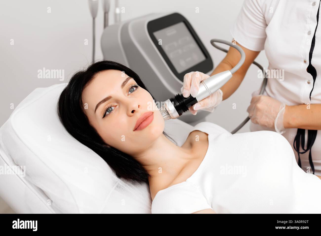 Procedure needle fractional rf face hi-res stock photography and images ...