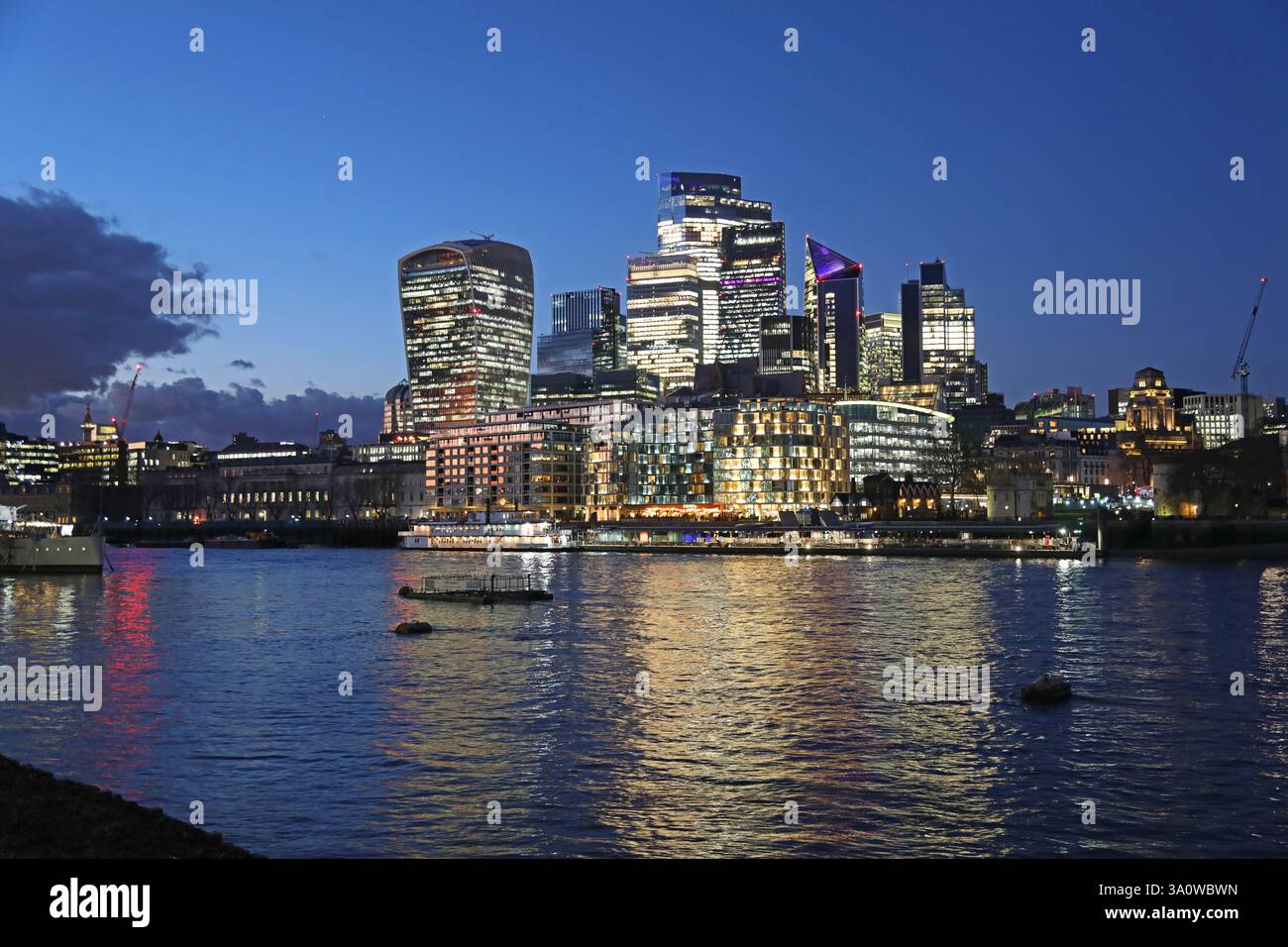 City of london skyline night hi-res stock photography and images - Alamy