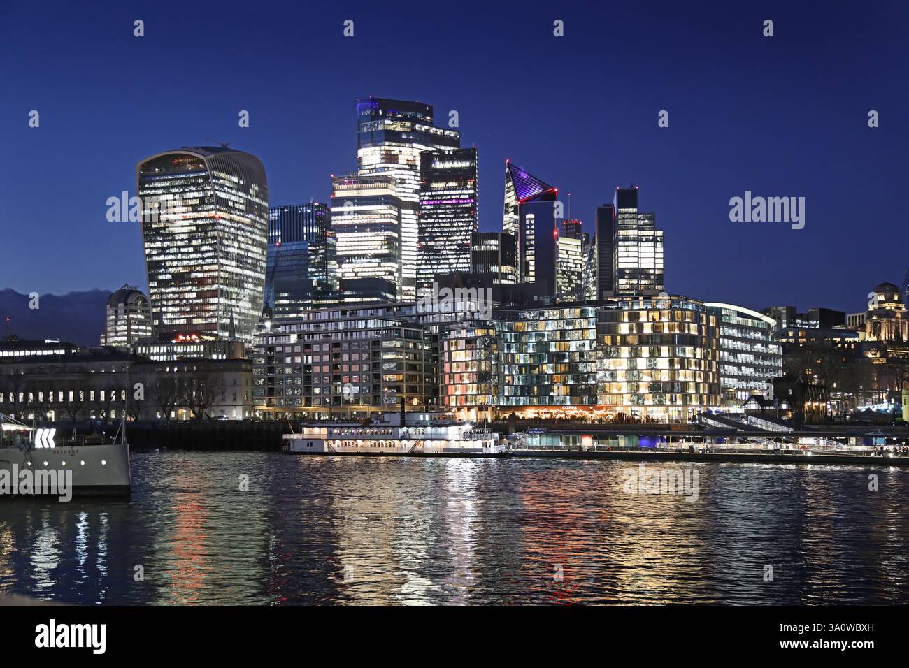 City of london skyline night hi-res stock photography and images - Alamy