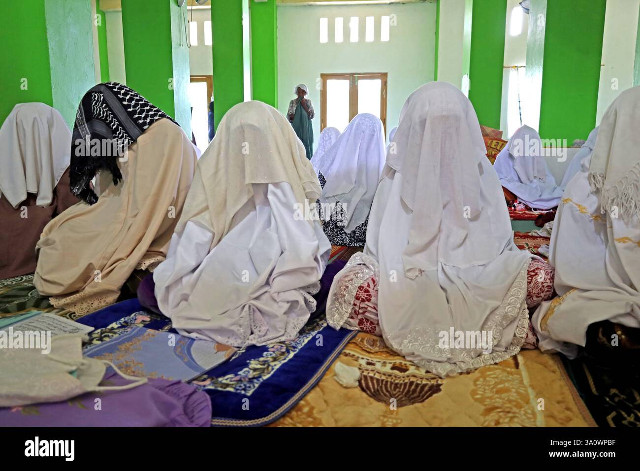 Aceh Besar, Aceh, Indonesia. 5th Mar, 2025. Muslims cover their heads with cloth while attending suluk worship in Dayah Darul Aman, Lampuuk Village, Aceh Besar regency, Aceh province, Indonesia on Wednesday, March 05, 2025. Suluk spiritual activities for Muslims in Aceh have become a tradition in the month of Ramadan which is followed by male and female pilgrims with dhikr, sunnah prayers, and other worship that aims to purify the heart, purify the soul and get closer to Allah SWT. Credit: Khairu Syukrillah/ZUMA Press Wire/ZUMA Wire/Alamy Live News Stock Photo