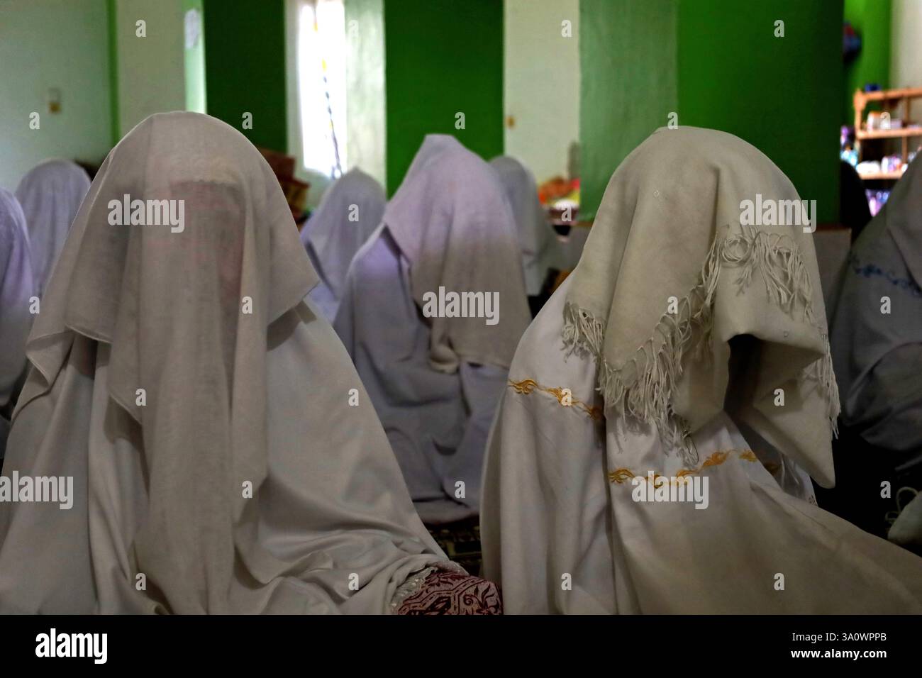 Aceh Besar, Aceh, Indonesia. 5th Mar, 2025. Muslims cover their heads with cloth while attending suluk worship in Dayah Darul Aman, Lampuuk Village, Aceh Besar regency, Aceh province, Indonesia on Wednesday, March 05, 2025. Suluk spiritual activities for Muslims in Aceh have become a tradition in the month of Ramadan which is followed by male and female pilgrims with dhikr, sunnah prayers, and other worship that aims to purify the heart, purify the soul and get closer to Allah SWT. Credit: Khairu Syukrillah/ZUMA Press Wire/ZUMA Wire/Alamy Live News Stock Photo