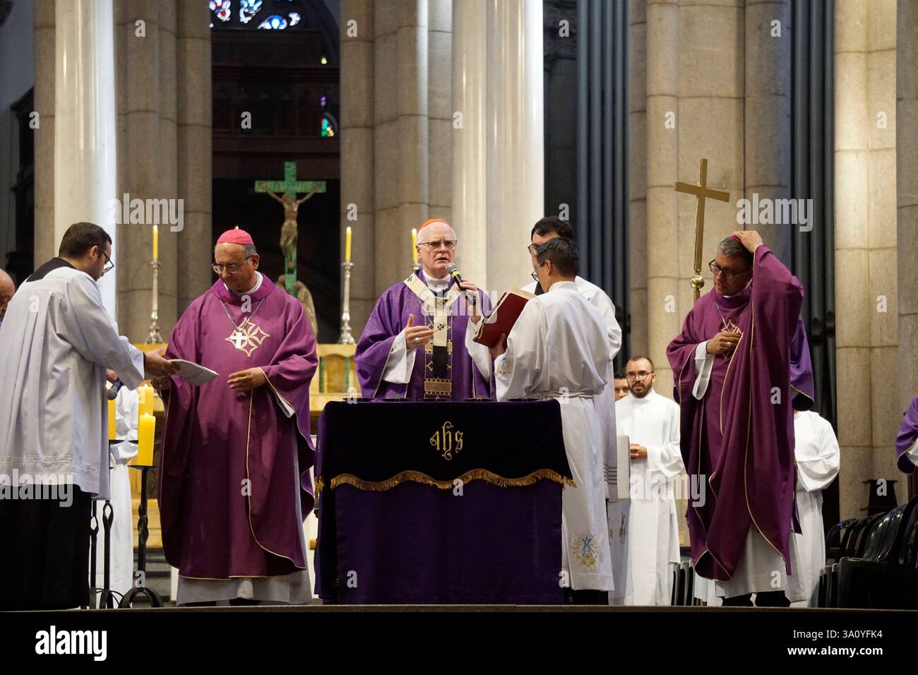 Catholic faithful attending a mass at Catedral Metropolitana Sé to ...
