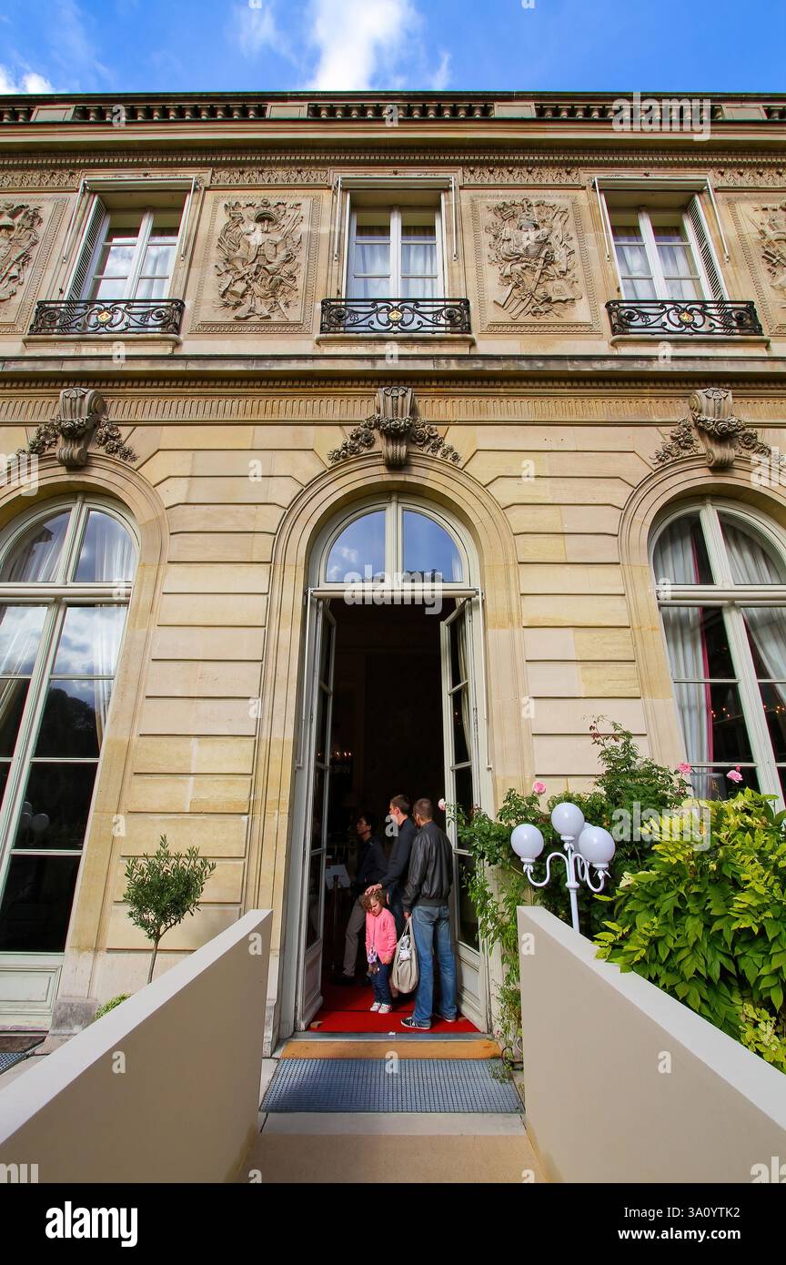 East wing of the Élysée Palace aka Hôtel d'Evreux, the official ...