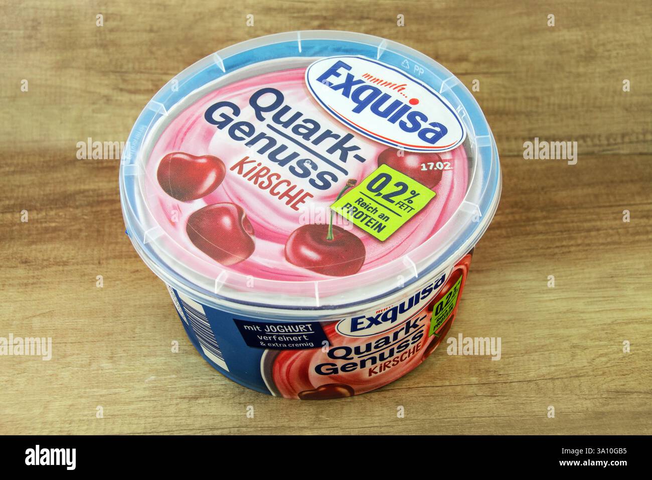 Exquisa Cremiger Quark Genuss Kirsch auf Holz Stock Photo