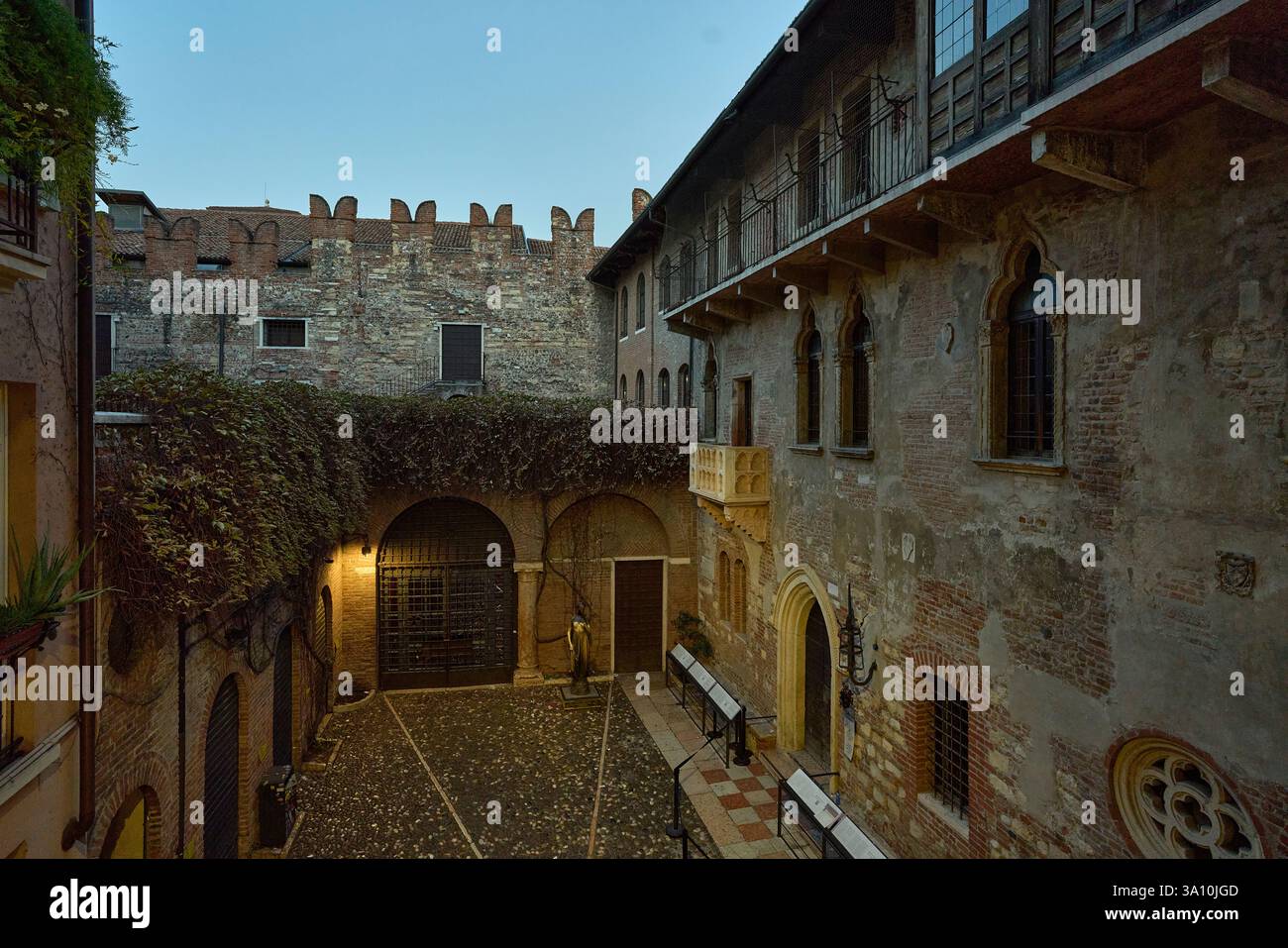 Courtyard of juliet house hi-res stock photography and images - Alamy