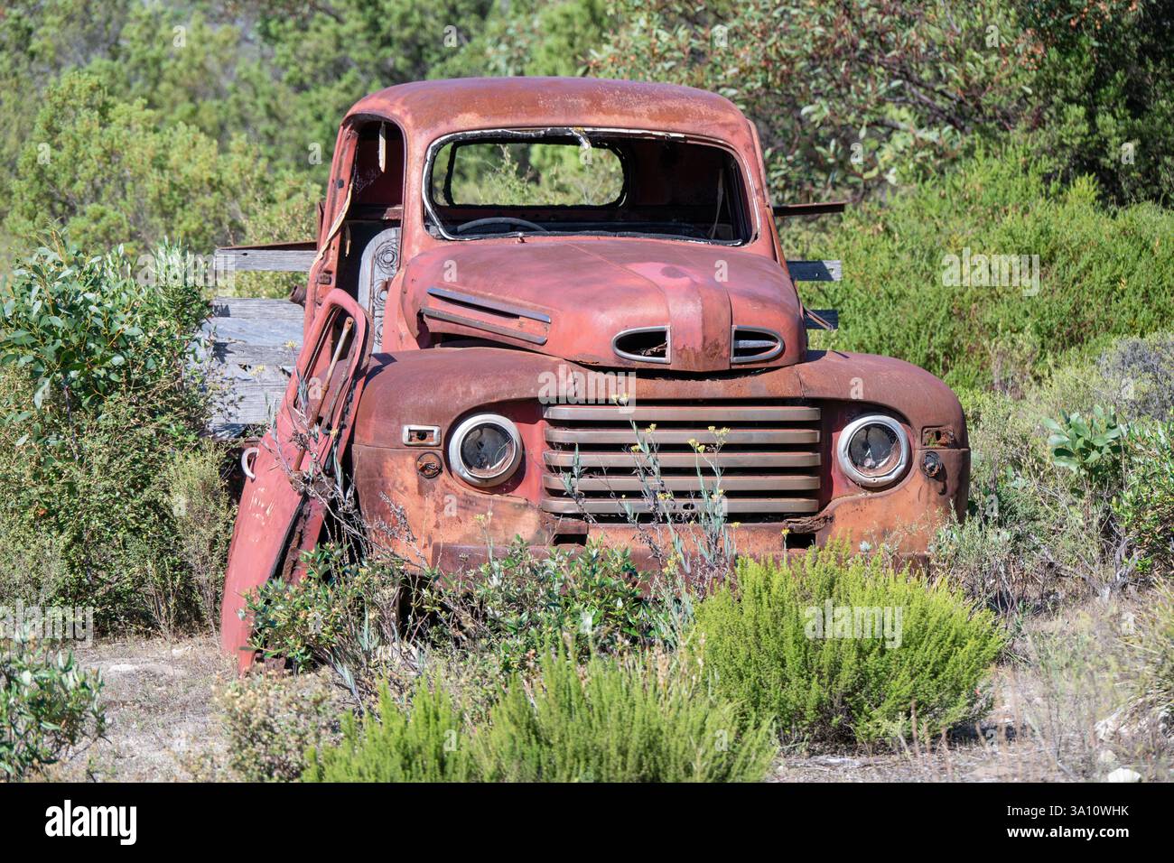 Abandoned old truck wreck hi-res stock photography and images - Alamy