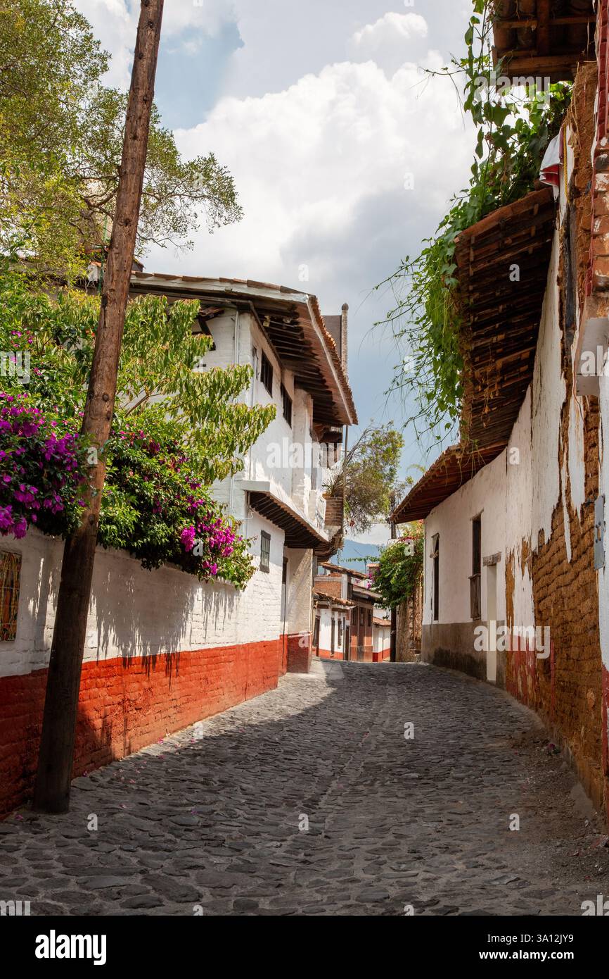 Calle empedrada con casas tipicas de un pueblo mexicano Stock Photo