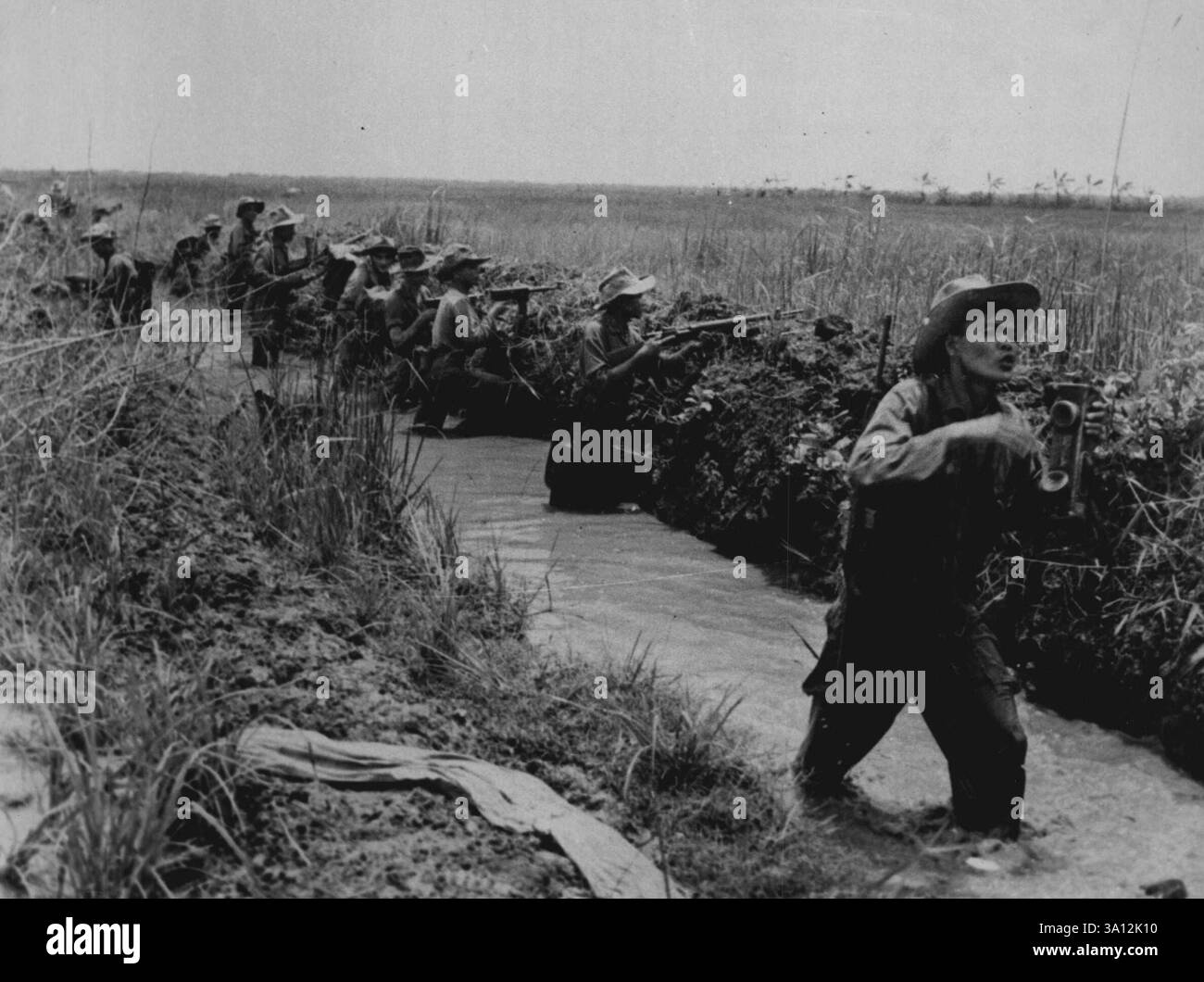 Vietnam troops file 1 general military hi-res stock photography and ...