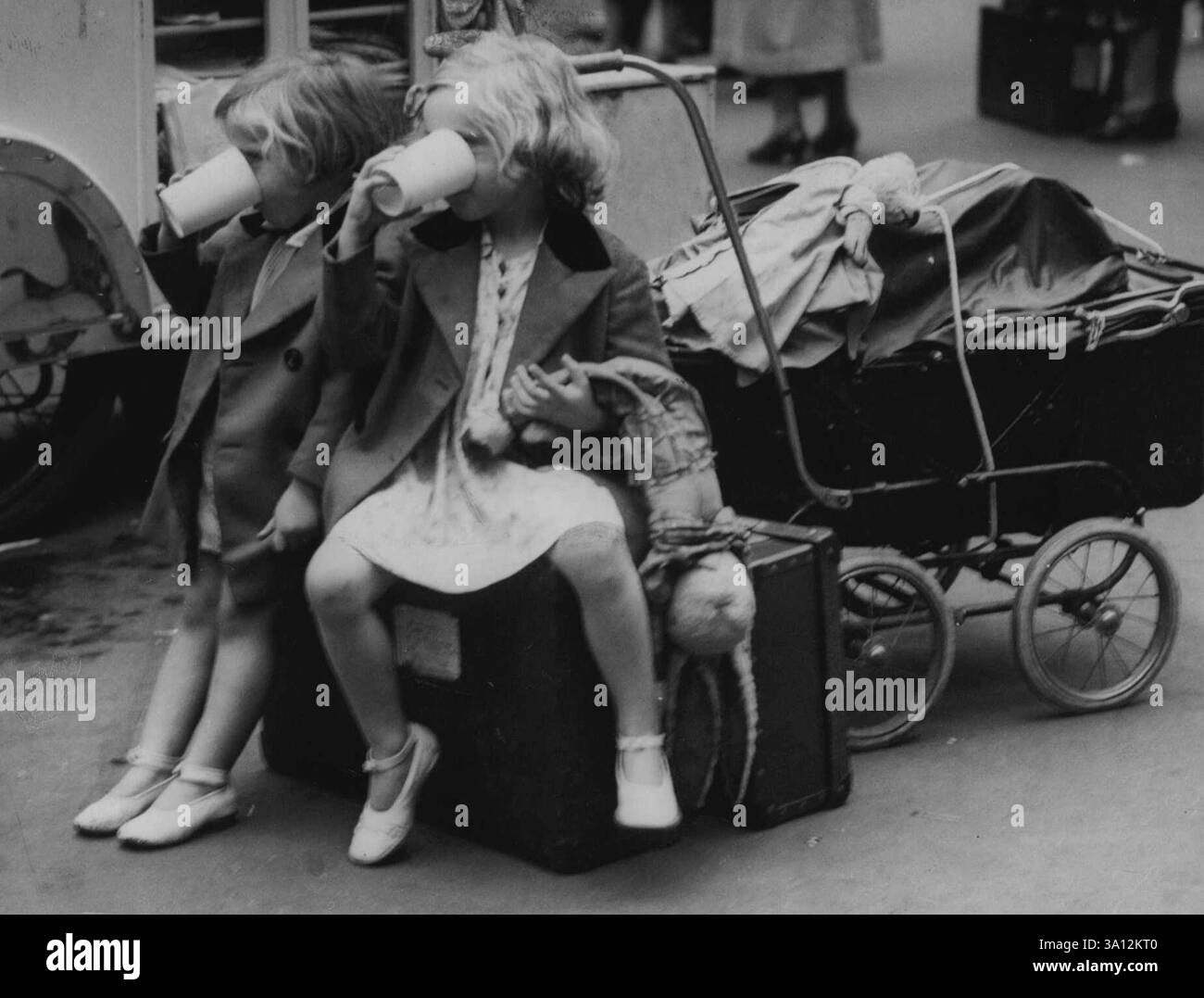 Children evacuation london wwii hi-res stock photography and images - Alamy