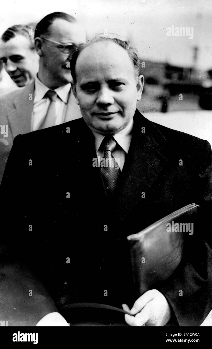 German Defence Minister In London -- Herr Blank photographed before leaving London to visit the Army establishment at Bovingdon.Herr Blank the Federal German Defence Minister, has arrived in London for discussions with Ministers and Service chiefs and also to study the organisation and training methods of the armed Services in the United Kingdom. March 30, 1955. (Photo by Sport & General Press Agency, Limited). Stock Photo