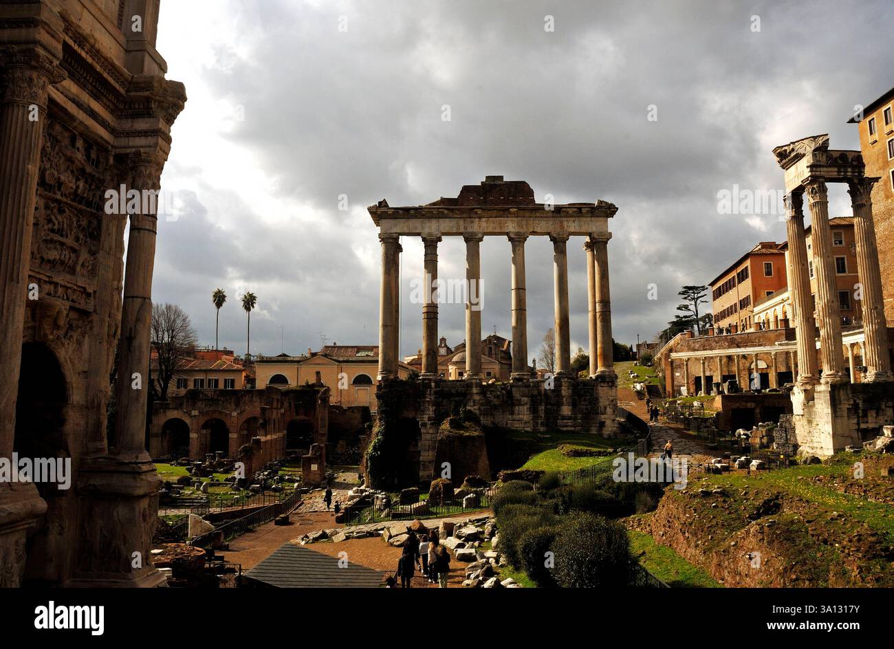 Der Tempel des Saturn / Tempio di Saturno auf der Ausgrabungsstätte ...