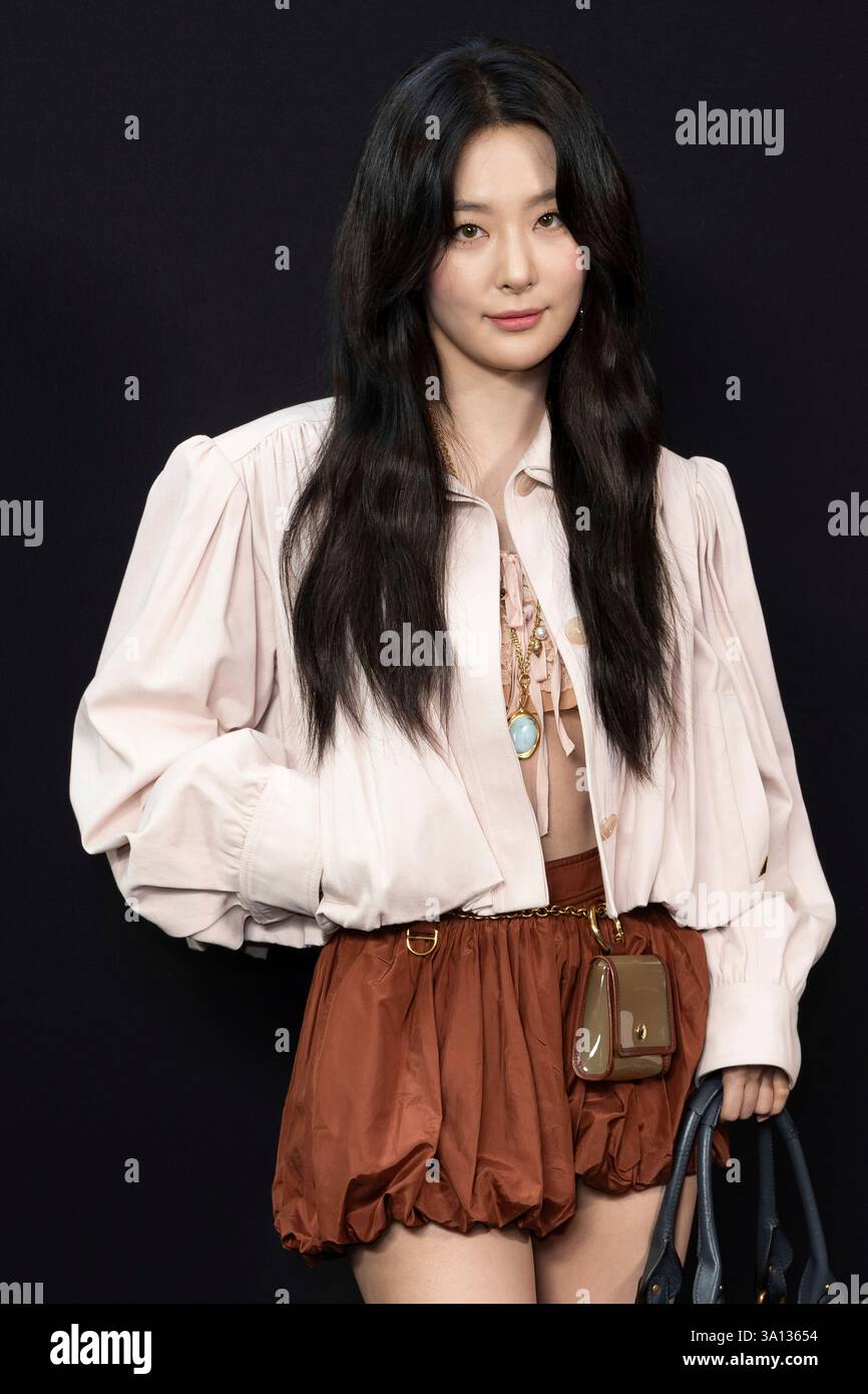 Seulgi Poses Before The Chloe Fall Winter 2025 2026 Womenswear Seulgi Poses Before The Chloe Fallwinter 2025 2026 Womenswear Collection Presented Thursday March 6 2025 In Paris Photo By Scott A Garfittinvisionap 3A13654