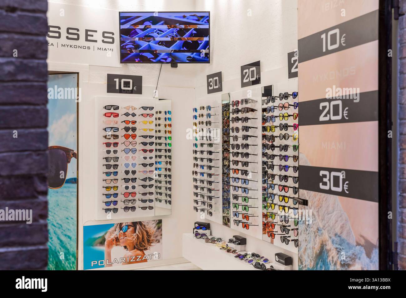 Geschäft mit Sonnenbrillen in der Altstadt von San Gimignano, Provinz Siena, Toskana, Italien *** Sunglasses store in the old town of San Gimignano, p Stock Photo