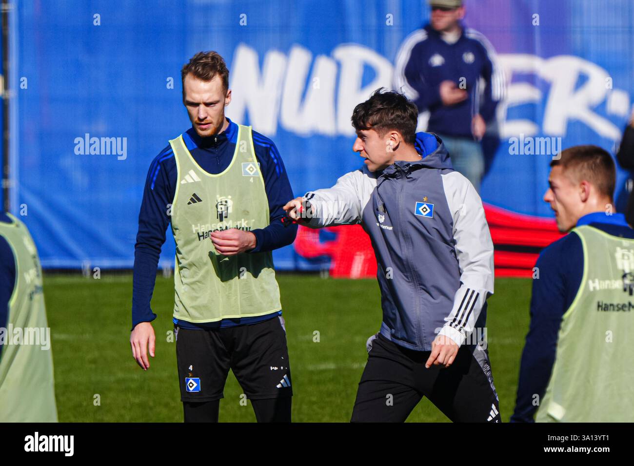 Hamburg, Deutschland. 06th Mar, 2025. Sebastian Schonlau (Hamburger SV ...