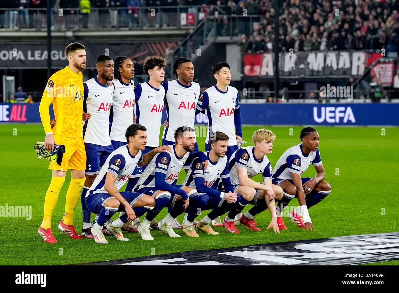ALKMAAR, NETHERLANDS - MARCH 6: Teamphoto of Tottenham with goalkeeper ...