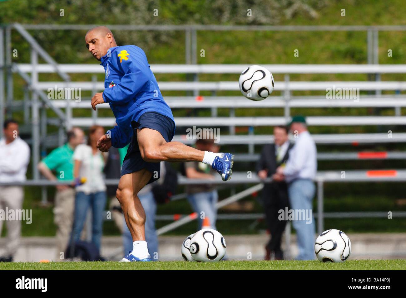 Brazilian roberto carlos hi-res stock photography and images Brazilian roberto carlos hi-res stock photography and images