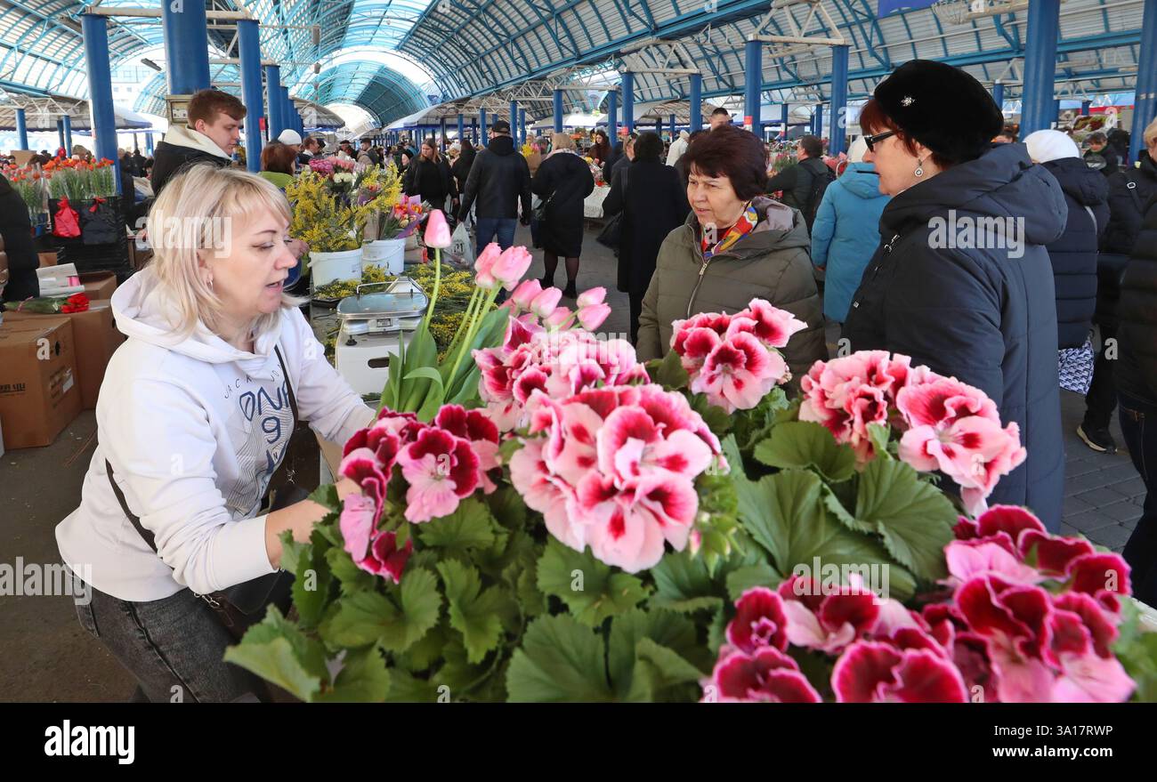 (250307) -- MINSK, March 7, 2025 (Xinhua) -- People visit a flower