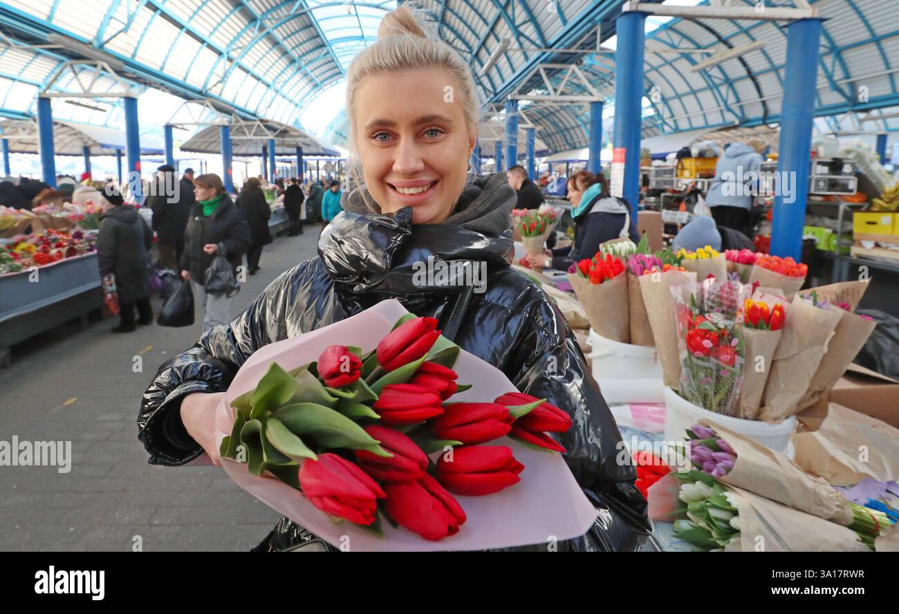 (250307) -- MINSK, March 7, 2025 (Xinhua) -- A woman buys flowers at a