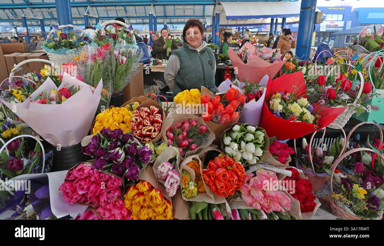 (250307) -- MINSK, March 7, 2025 (Xinhua) -- People visit a flower