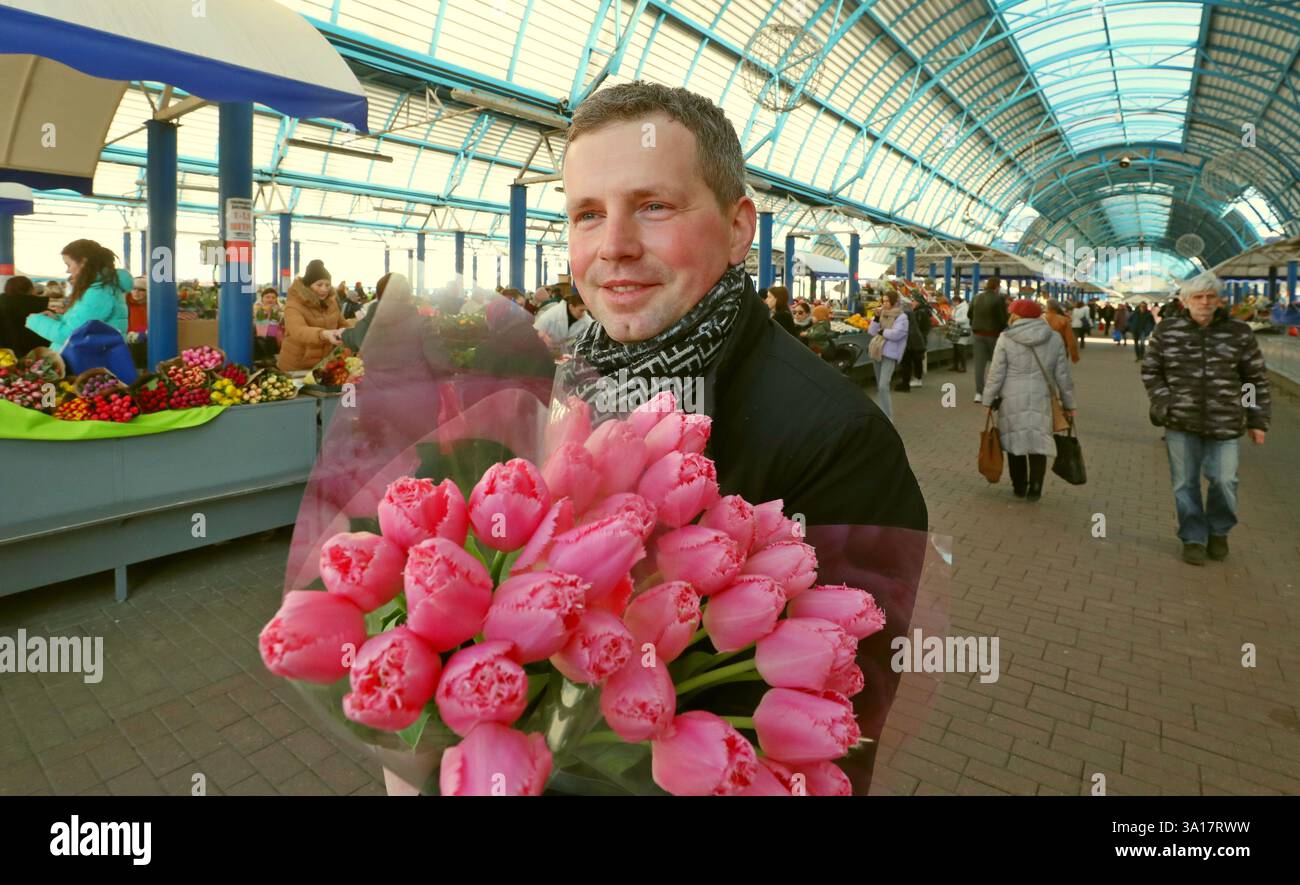 (250307) -- MINSK, March 7, 2025 (Xinhua) -- A man buys flowers at a