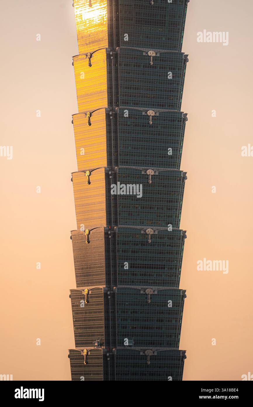 Zoom auf den Taipei 101 Tower bei Sonnenuntergang Stock Photo