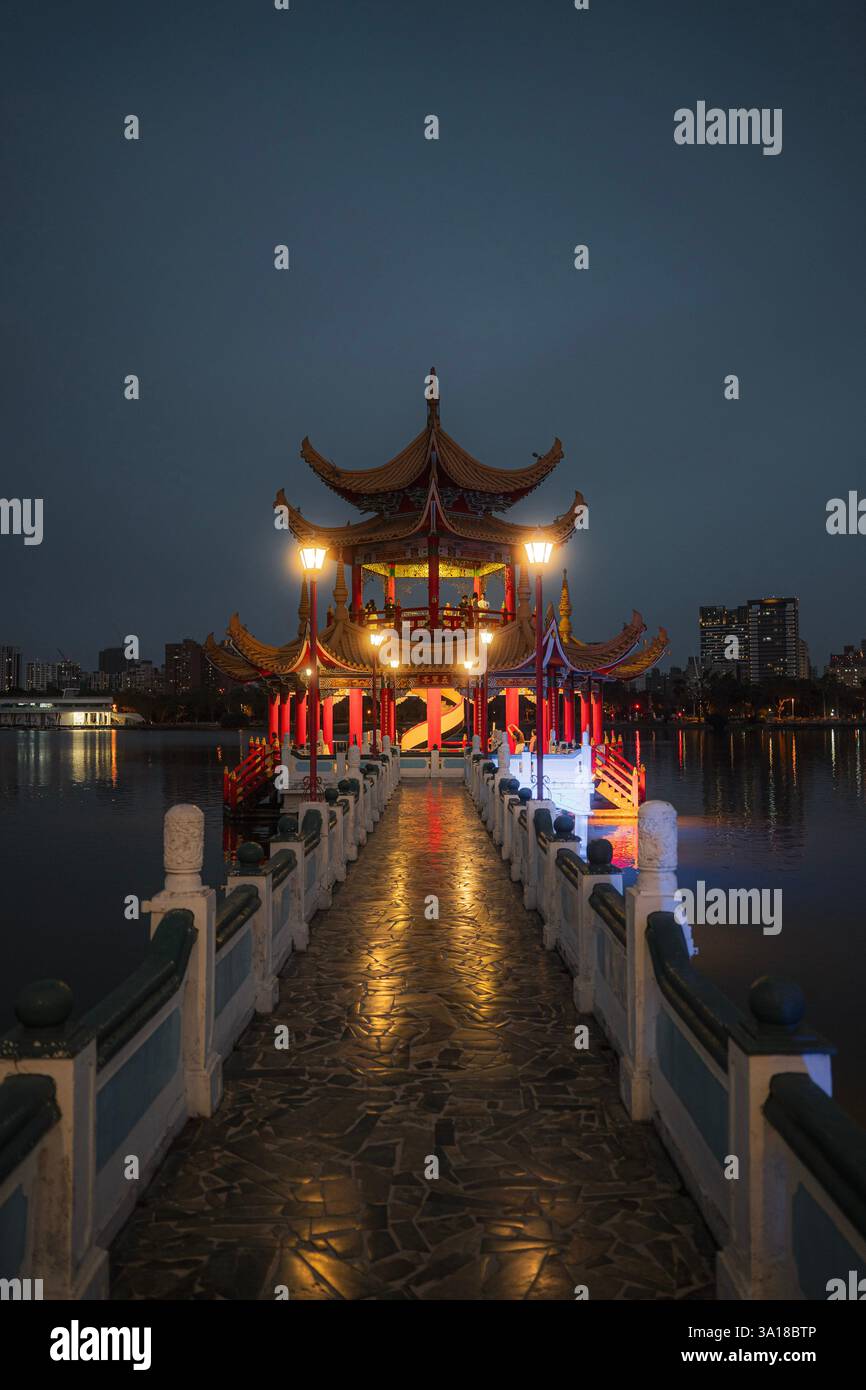 Wuliting Pagode in Kaoshiung bei Nacht Stock Photo