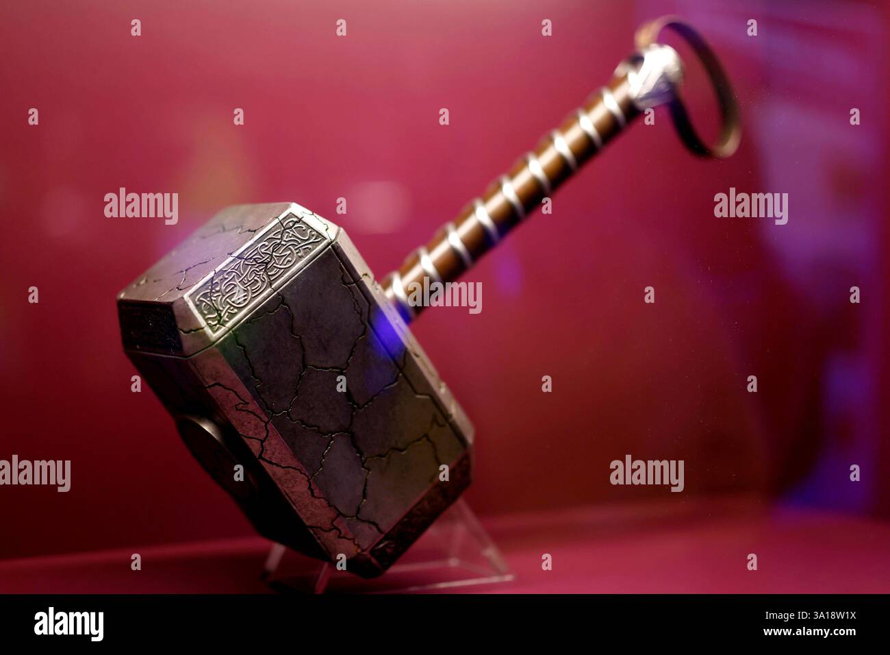 Impression aus der Ausstellung Marvel: Die Ausstellung - Universe of Super Heroes im Odysseum in Köln. Im Bild der Hammer von Superheld Thor. Köln, 06.03.2025 NRW Deutschland *** Impression from the exhibition Marvel The Universe of Super Heroes exhibition at the Odysseum in Cologne Pictured is the hammer of superhero Thor Cologne, 06 03 2025 NRW Germany Copyright: xChristophxHardtx Stock Photo