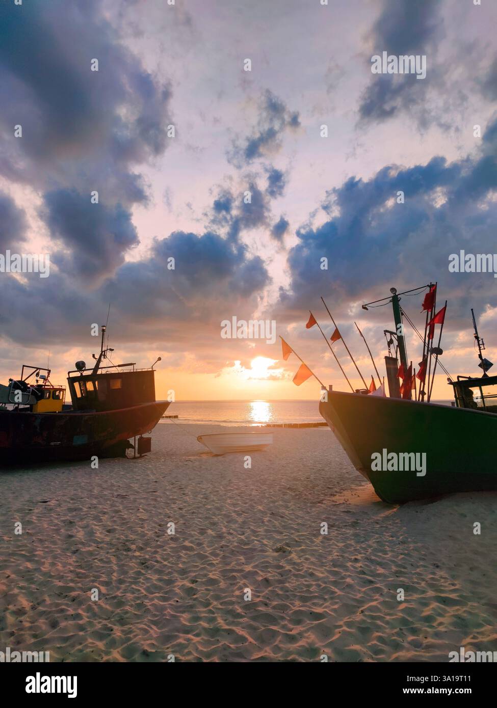 Boats on sunset beach hi-res stock photography and images - Alamy