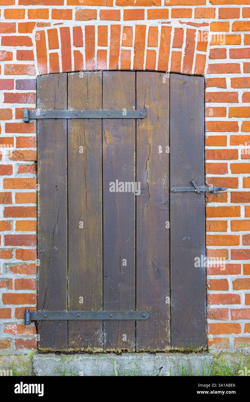 Closed wooden door old house brick wall hi-res stock photography and ...