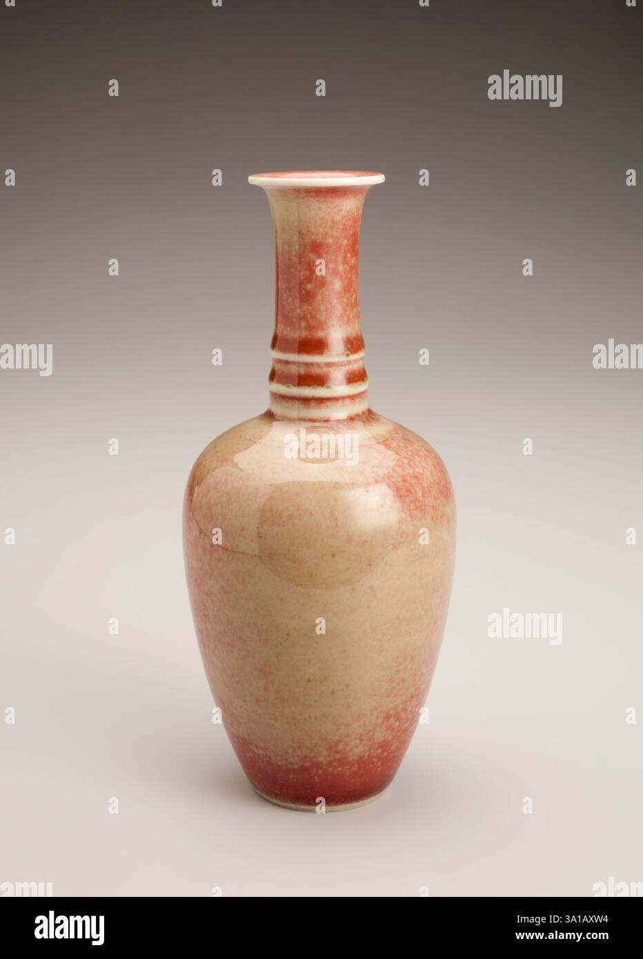 Tan vase with neck rings, 1662-1722. Stock Photo