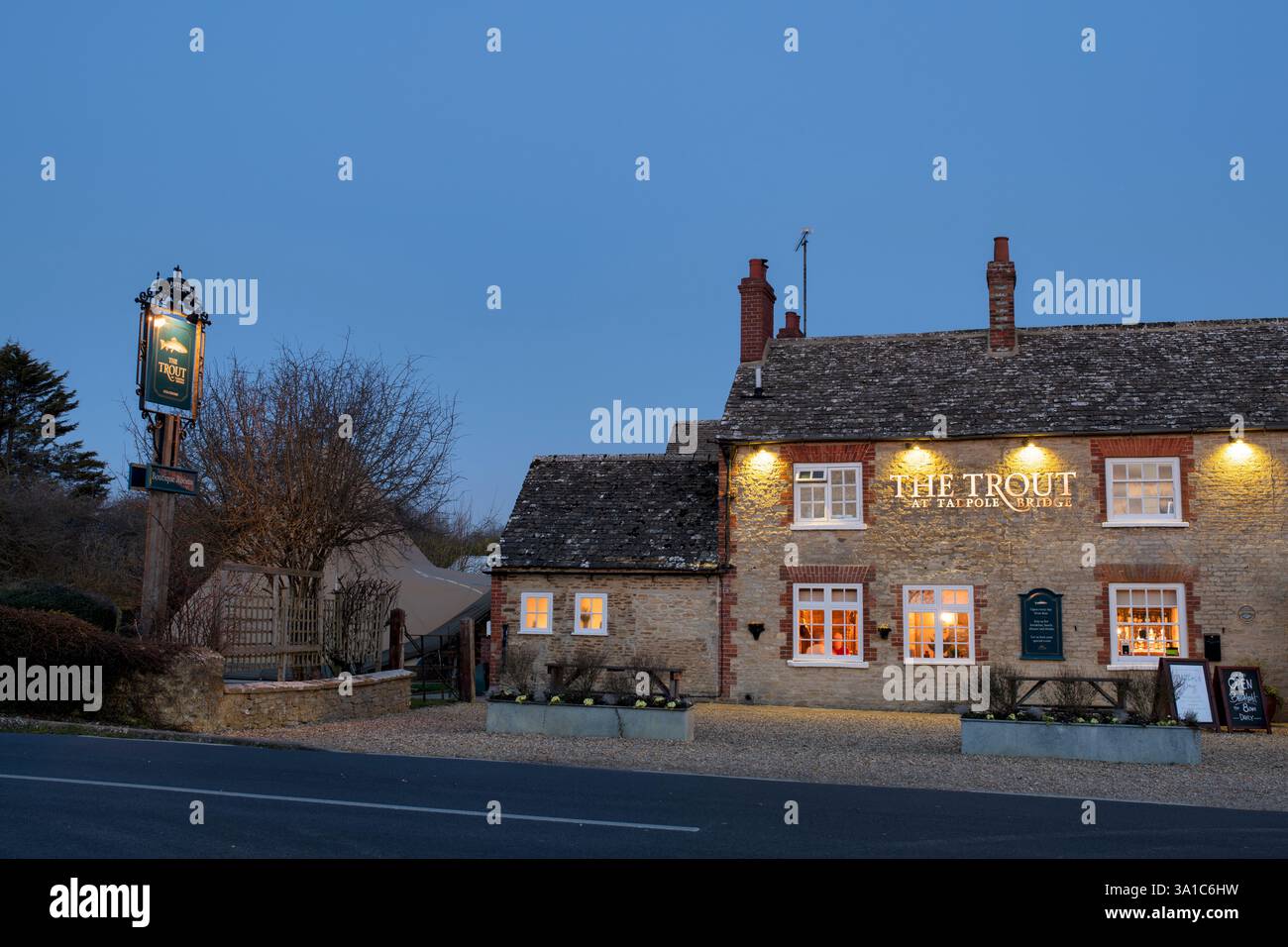 The Trout at Tadpole Bridge. Faringdon, West Oxfordshire, England Stock Photo