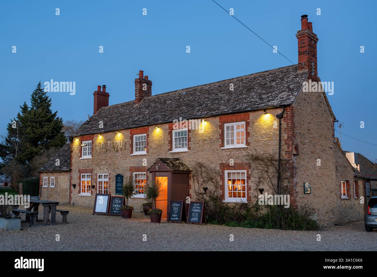 The Trout at Tadpole Bridge. Faringdon, West Oxfordshire, England Stock Photo