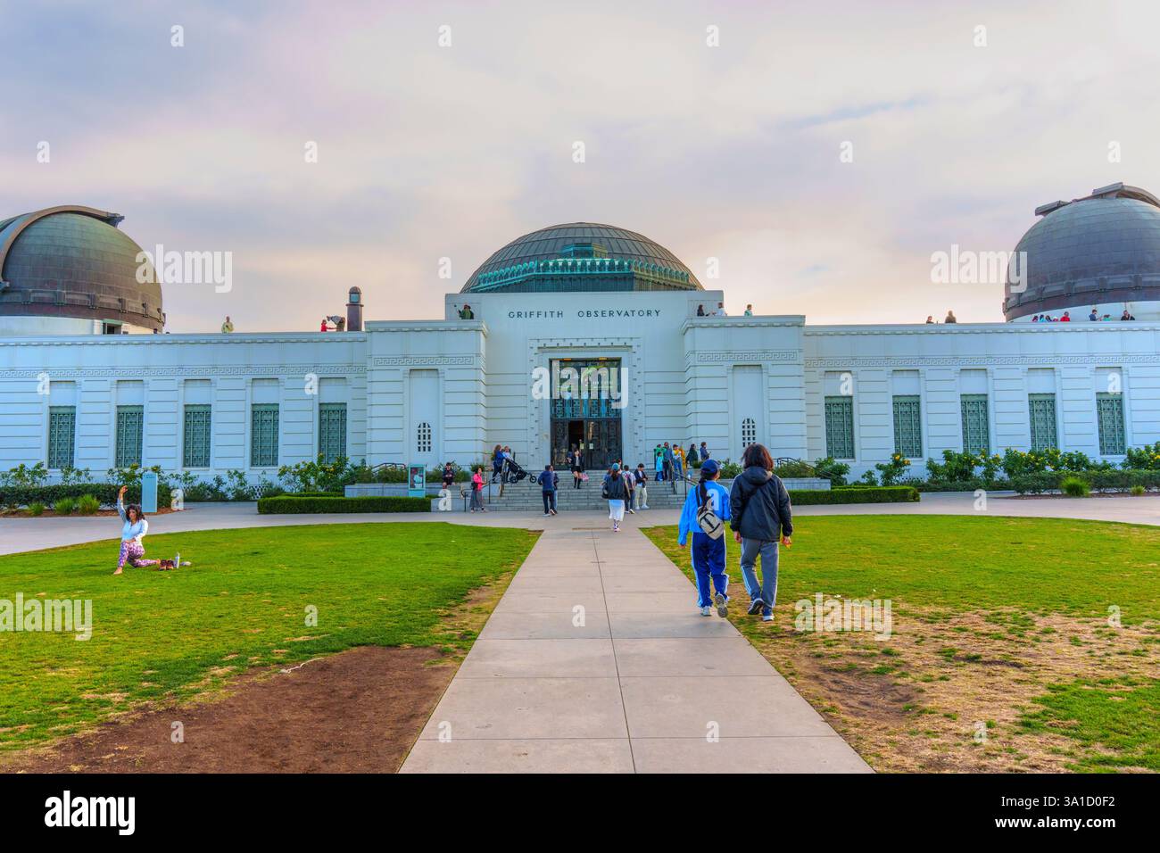 Los Angeles California December 14 2024 Crowd Of Visitors Walking los-angeles-california-december-14-2024-crowd-of-visitors-walking